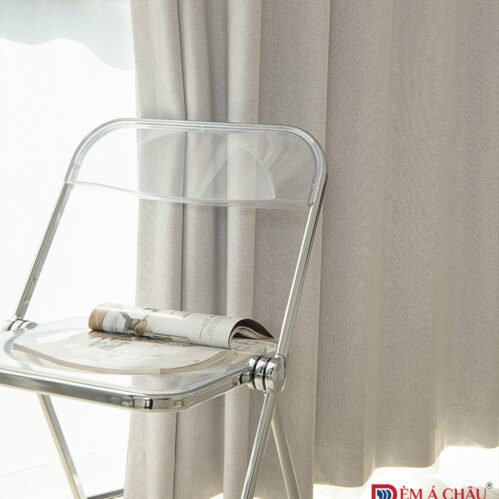 Rèm vải màu be Beige cùng các màu trung tính của nội thất giúp không gian trở nên hài hòa